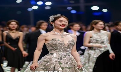 佐山爱参加2026年日本娱乐圈年中盘点活动，身着优雅礼服出席颁奖现场